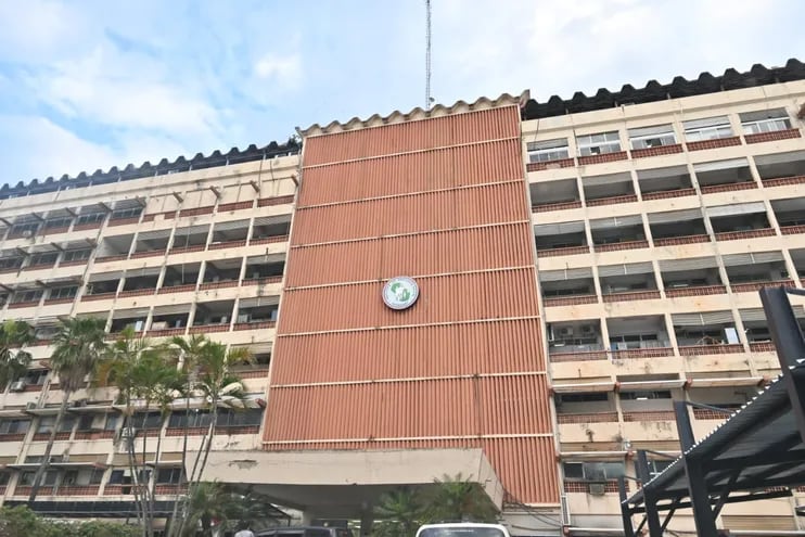 Fotografía de archivo: fachada del Hospital Central del Instituto de Previsión Social (IPS).