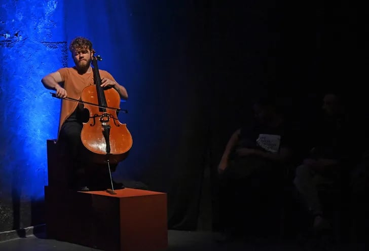 El violonchelista y compositor Gabriel Cáceres formó parte del espectáculo de lanzamiento de la nueva convocatoria de Emergentes.