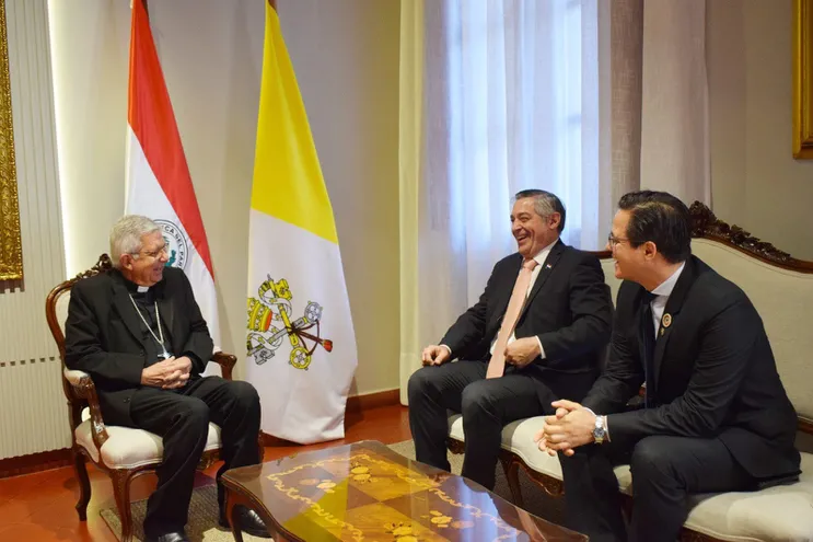 Reunión entre el cardenal Adalberto Martínez, el ministro de Educación, Luis Ramírez, y el viceministro de Educación Superior, Federico Mora.