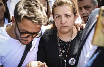 Graciela, madre de Fernando Báez Sosa, asesinado en 2020 a la salida de una discoteca en una localidad costera argentina, llega a un tribunal, en Dolores (Argentina).