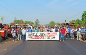 Poco más de 250 cañicultores cerraron la ruta principal de la ciudad para exigir al Gobierno el inicio de la construcción del nuevo Tren de Molienda para la planta alcoholera de Petropar.