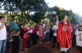 Antes de inicio de la misa, monseñor Guillermo Steckling bendijo las palmas de los fieles.