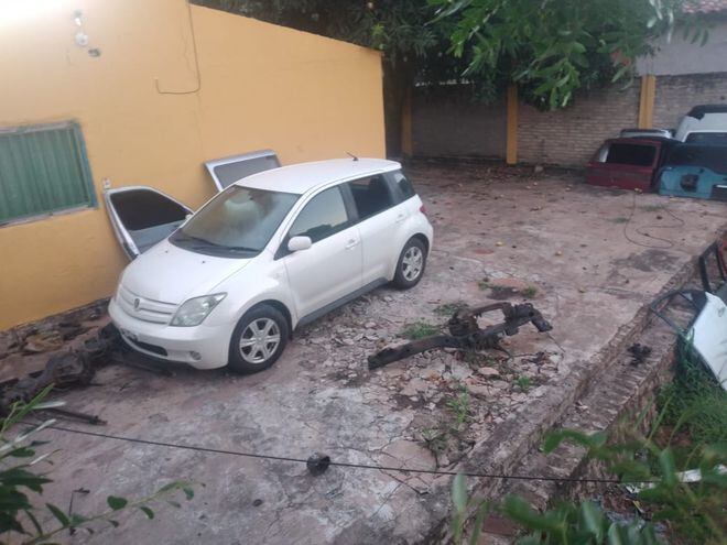 El auto Toyota IST robado ayer en Asunción, fue recuperado en la siesta de hoy en desarmadero clandestino de Ñemby