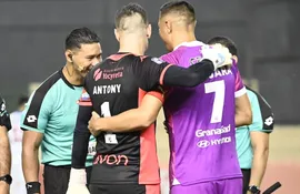 Antony Silva (, jugador del Nacional, y Óscar Cardozo, futbolista de Libertad, en el saludo previo al sorteo del partido por la octava fecha del torneo Apertura 2024 del fútbol paraguayo en el estadio Arsenio Erico, en Asunción, Paraguay.