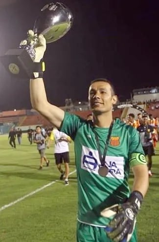 Bernardo Medina, con el trofeo ganado en Perú.