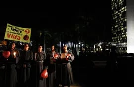 grupos-religiosos-realizan-una-vigilia-en-contra-del-aborto-en-la-plaza-de-los-tres-poderes-brasilia-efe-211617000000-395812.jpg