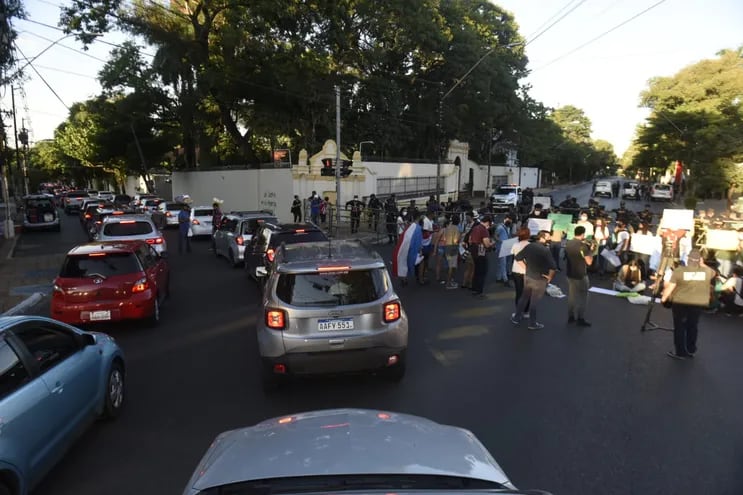 En el quinto día consecutivo de protestas contra el gobierno de Mario Abdo Benítez y su gestión de la pandemia, los estudiantes se manifiestan sobre la avenida Mariscal López, en las inmediaciones de Mburuvicha Roga.