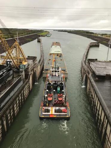 El mayor tráfico de embarcaciones por el río Paraná exige actualmente una intensa coordinación para el paso por la esclusa de la Eby, ante la mejor cosecha de soja con relación al año pasado.
