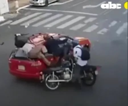 Impactante choque de dos motocicletas contra un auto en Asunción. (Captura de video de circuito cerrado).