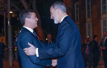 El presidente Santiago Peña (i) y el rey Felipe VI de España se saludan durante una cena el domingo en Barcelona.
