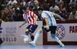 Javier Salas intenta el pase ante la oposición del defensa argentino. Paraguay ganó un amistoso y Argentina el otro.