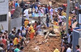 vecinos-y-rescatistas-buscan-hoy-a-las-victimas-de-un-deslizamiento-de-tierra-en-niteroi-comunidad-del-estado-brasileno-de-rio-de-janeiro-brasil--220029000000-1775304.JPG