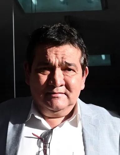 El senador Pedro Santa Cruz llevó personalmente ayer la denuncia, ante la inacción de la fiscala general, Sandra Quiñónez.