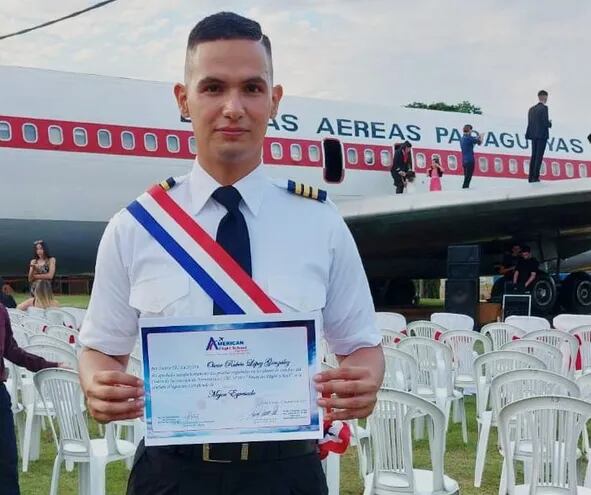 El Suboficial Ayudante Óscar López obtuvo el título de Piloto Aviador Civil (PAC).