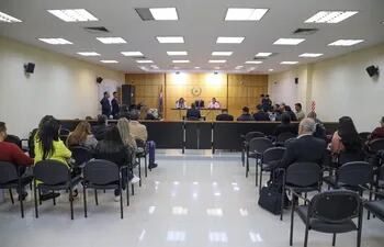 El intendente Luis Yd (Alianza) declara como testigo ante el Tribunal de Sentencia en el juicio por robo de combustibles, en el que cinco ex funcionarios de la Comuna encarnacena fueron condenados a tres años de penitenciaría.