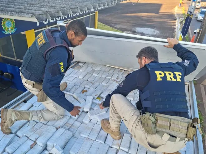 Los agentes policiales de Brasil inspeccionaron una carga de droga dentro de un camión.