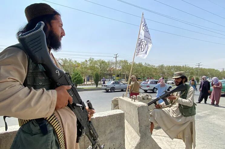 Combatientes talibanes montan guardia cerca de la sede del Ministerio del Interior de Kabul, este martes.