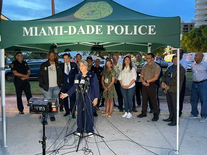 Daniella Levine Cava, alcaldeza de Miami Dade no dio detalles sobre los compatriotas desaparecidos, pero afirmó que seguirán la búsqueda durante toda la noche.
