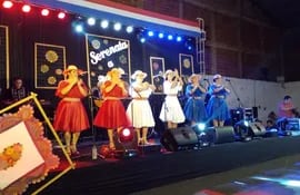 El grupo Las Paraguayas, ganadoras del Ñandutí de Plata en el Festival Nacional del Ñandutí de este año se presentaron en la serenata de la ciudad de Itauguá.