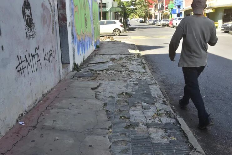 En Asunción las veredas “se pelean” por el puesto de la peor de la ciudad. Especialmente en el microcentro se torna muy difícil circular. Peatones deben bajar peligrosamente al asfalto.