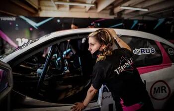 Victoria y Agustina, mecánicas del equipo VitalGirslsteam, trabajan en el auto de la pilota de Top Race Valentina Funes durante un entrenamiento en el autódromo, el 18 de septiembre de 2021, en Buenos Aires (Argentina).