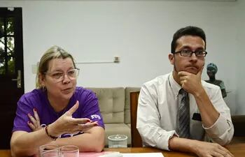 La directora Yudith Elizabeth Ros de Valdez y su abogado René Monges se defendieron de la denuncia, en el local de la Supervisión N° 0033 de capital.