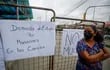 Familiares de reos asesinados esperan hoy información en las afueras de la morgue de Guayaquil (Ecuador).