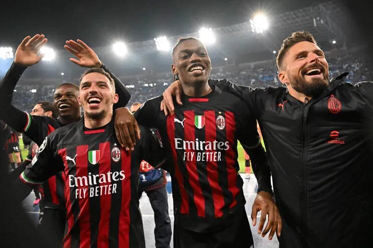 Pierre Kalulu (i), Ismael Bennacer, Rafael Leao y Olivier Giroud celebran la clasificación del AC Milan a semifinales de la Champions League.