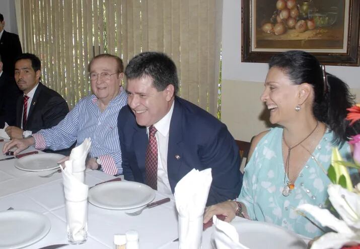 En ese entonces, el Presidente de la República Horacio Cartes asistiendo al cumpleaños de Nicolás Léoz el 10/9/2014 y se sienta entre él y su esposa, María Clemencia Pérez.