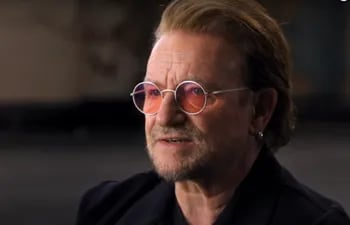 Bono, vocalista de la agrupación irlandesa U2, en una escena del documental "Kiss the future" que se presentará en el Festival de Tribeca.