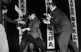 Inejiro Asanuma apuñalado por Otoya Yamaguchi. Imagen capturada por Yasushi Nagao (1930-2009), quien ganó con ella el Premio Pulitzer de Fotografía en 1961.