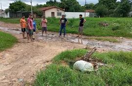 Pobladores del barrio Santa María reclaman a las autoridades encargada de la instalación del servicio sanitario la conclusión de los trabajos, y limpieza de los conductos.