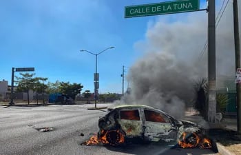 Un automóvil en llamas en la calle durante una operación para arrestar al hijo de Joaquín "El Chapo" Guzmán, Ovidio Guzmán, en Culiacán, estado de Sinaloa, México, el 5 de enero de 2023.