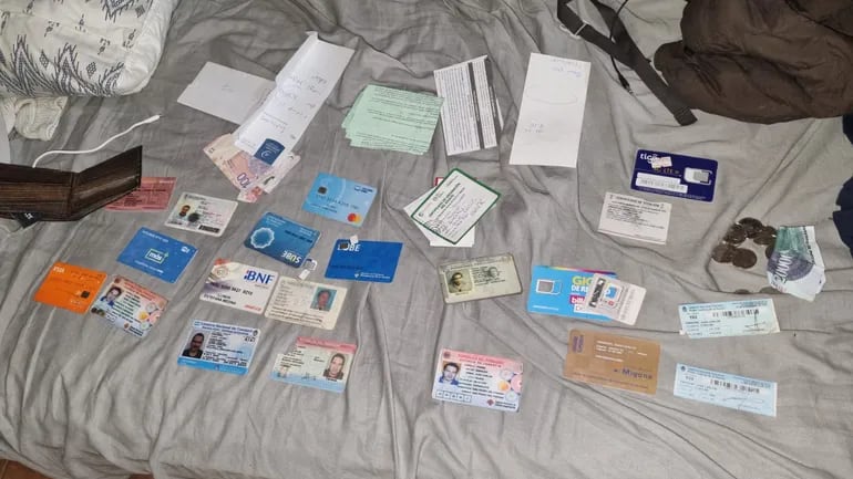 Documentos encontrados en el domicilio de  Juan Carlos Zaracho, de nacionalidad argentina, involucrado en el operativo Scam Bank.