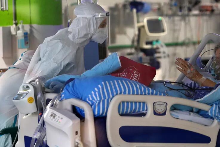 Una enfermera asiste a un paciente aislado con coronavirus en Israel.