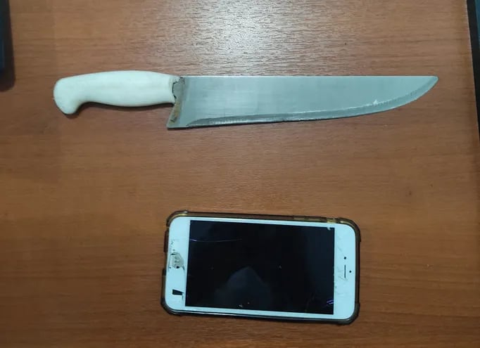 Evidencias de la causa: el cuchillo de carnicero y el celular robado.