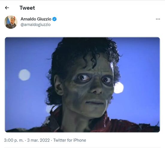 El exministro del Interior Arnaldo Giuzzio tuiteó hoy una imagen de Michael Jackson demacrado y con el seño fruncido, como aparece en el videoclip Thriller en su proceso de transición a monstruo. No dijo una palabra, pero lo dijo todo.