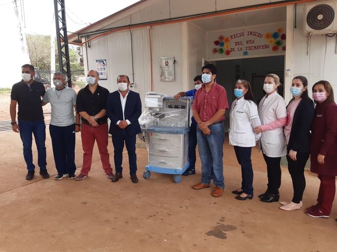 Presentación de la maquina de anestesia con autoridades municipales, tercera región sanitaria, y funcionarios del hospital de Piribebuy.
