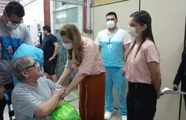 Ministra de salud, María Teresa Barán, conversa con un paciente del hospital de Villa Elisa y resalta la implementación de consultorios nocturnos.