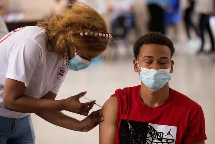 Un hombre recibe una dosis contra la covid-19 con la vacuna Sinovac, en Santo Domingo (República Dominicana).
