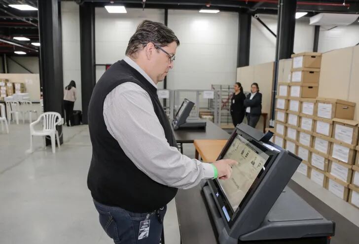Un funcionario de la Justicia Electoral verifica la pantalla de una máquina de votación que será utilizada en las elecciones de abogados para el Consejo de la Magistratura.