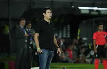 José Arrúa, entrenador del Sportivo Trinidense, en un partido frente a Nacional Potosí por la tercera fecha del Grupo D de la Copa Sudamericana 2024 en el estadio Defensores del Chaco, en Asunción.