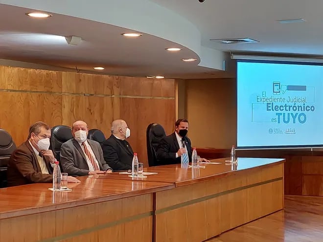 El lanzamiento de la campaña estuvo a cargo de los ministros de la Corte, Alberto Martínez Simón (derecha), Luis María Benítez Riera, César Diesel y Eugenio Jiménez Rolón.