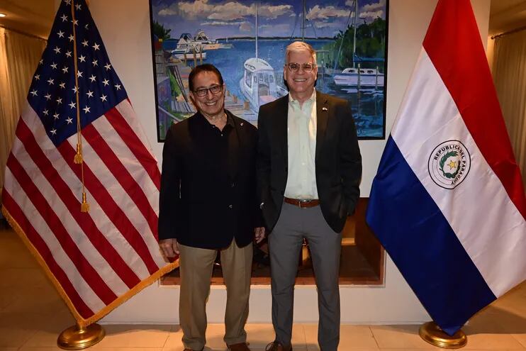Michael Savino y el embajador de los Estados Unidos, Marc Ostfield.