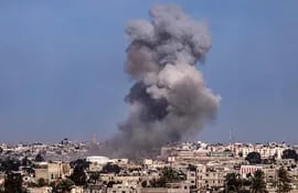 El humo se eleva sobre los edificios en Rafah, en el sur de la Franja de Gaza, durante el bombardeo israelí el 25 de enero de 2024. (Foto de AFP)