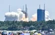 Cientos de fanáticos se dieron cita en las playas de alrededor para tomar  fotos del cohete elevándose en el cielo en medio de una nube de humo blanco. (CNS/AFP)