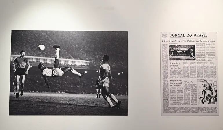 Exposición sobre Pelé.