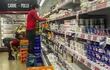 Empleados de un supermercado organizan productos en los estantes, en Buenos Aires (Argentina).  (EFE)