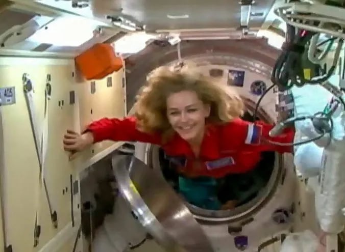 La actriz rusa Yulia Peresild entra a la Estación Espacial Internacional, este martes.