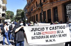 Organizaciones de víctimas de la dictadura realizaron ayer una manifestación frente a la sede del Ministerio de Hacienda.